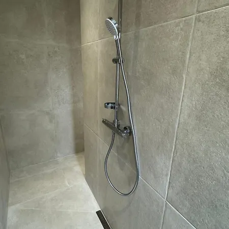 Climatise Avec Balcon, Kitchenette Equipee, Douche, Baignoire, Wc Et Bureau 3* Genay (Rhone)