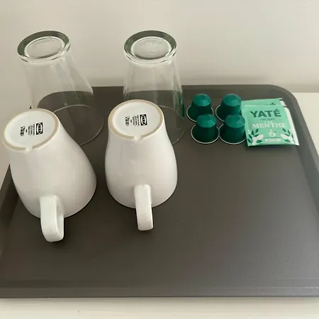 Climatisé Avec Balcon, Kitchenette équipée, Douche, Baignoire, Wc Et Bureau 3* Genay (Rhone)