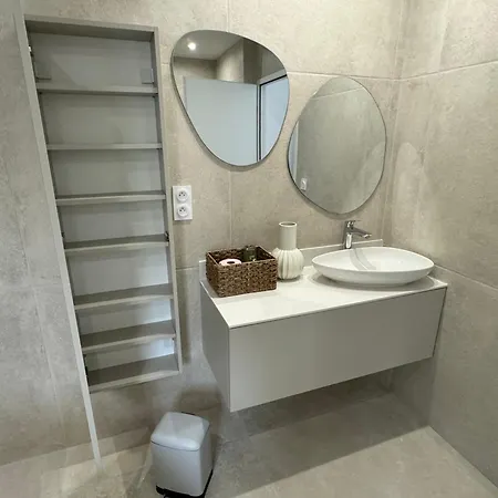 Climatise Avec Balcon, Kitchenette Equipee, Douche, Baignoire, Wc Et Bureau Penzion Genay (Rhone)