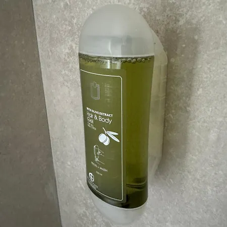 Climatise Avec Balcon, Kitchenette Equipee, Douche, Baignoire, Wc Et Bureau