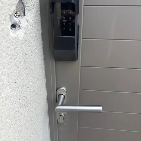 Climatise Avec Balcon, Kitchenette Equipee, Douche, Baignoire, Wc Et Bureau Penzion 3*