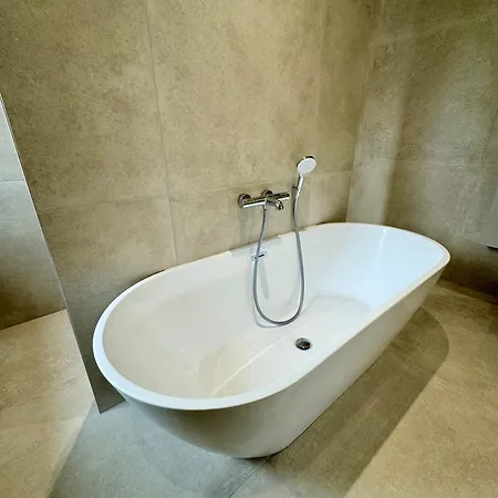 Climatise Avec Balcon, Kitchenette Equipee, Douche, Baignoire, Wc Et Bureau Guest house