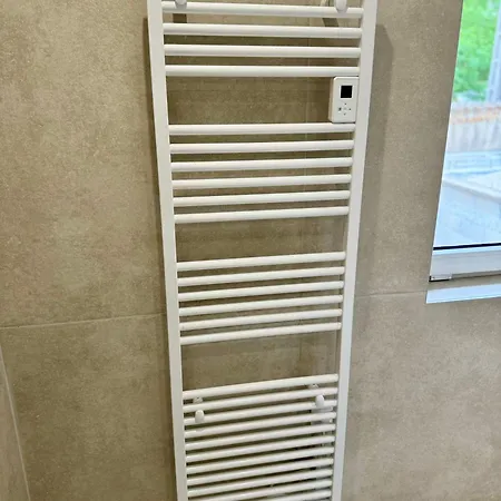 Climatise Avec Balcon, Kitchenette Equipee, Douche, Baignoire, Wc Et Bureau Guest house