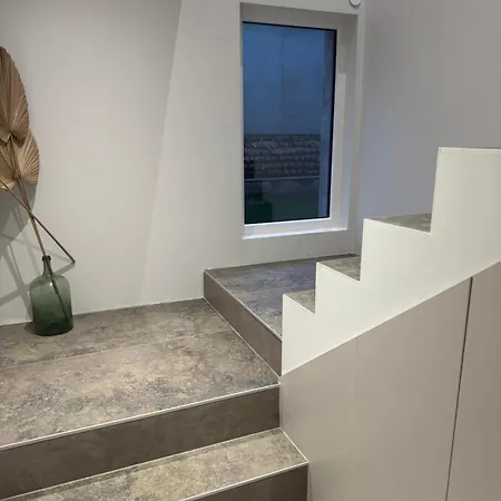Guest house Climatise Avec Balcon, Kitchenette Equipee, Douche, Baignoire, Wc Et Bureau *