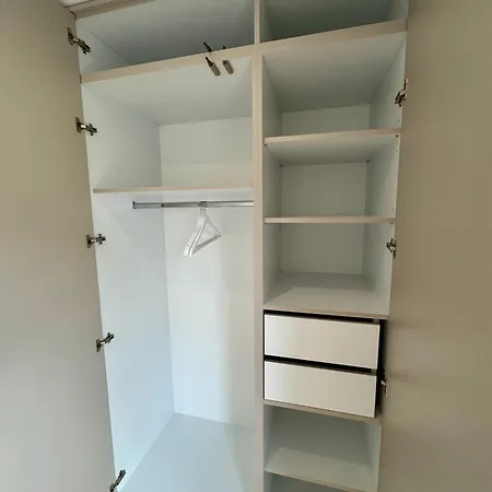 Climatise Avec Balcon, Kitchenette Equipee, Douche, Baignoire, Wc Et Bureau Guest house
